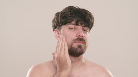 hombre aplicando crema facial
