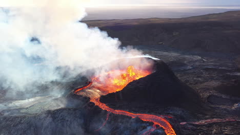 erupción volcánica activa desde arriba