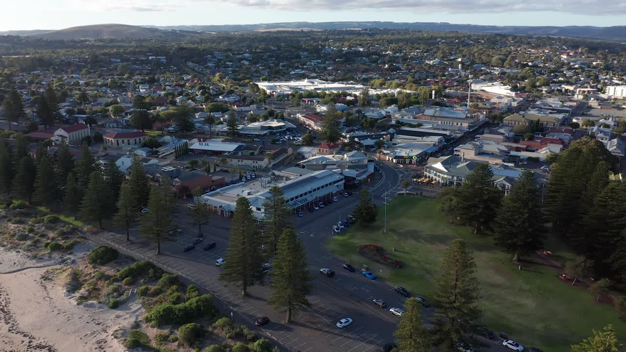 Vista aérea da cidade e praia de Victor Harbor ao pôr do sol, Austrália do Sul.