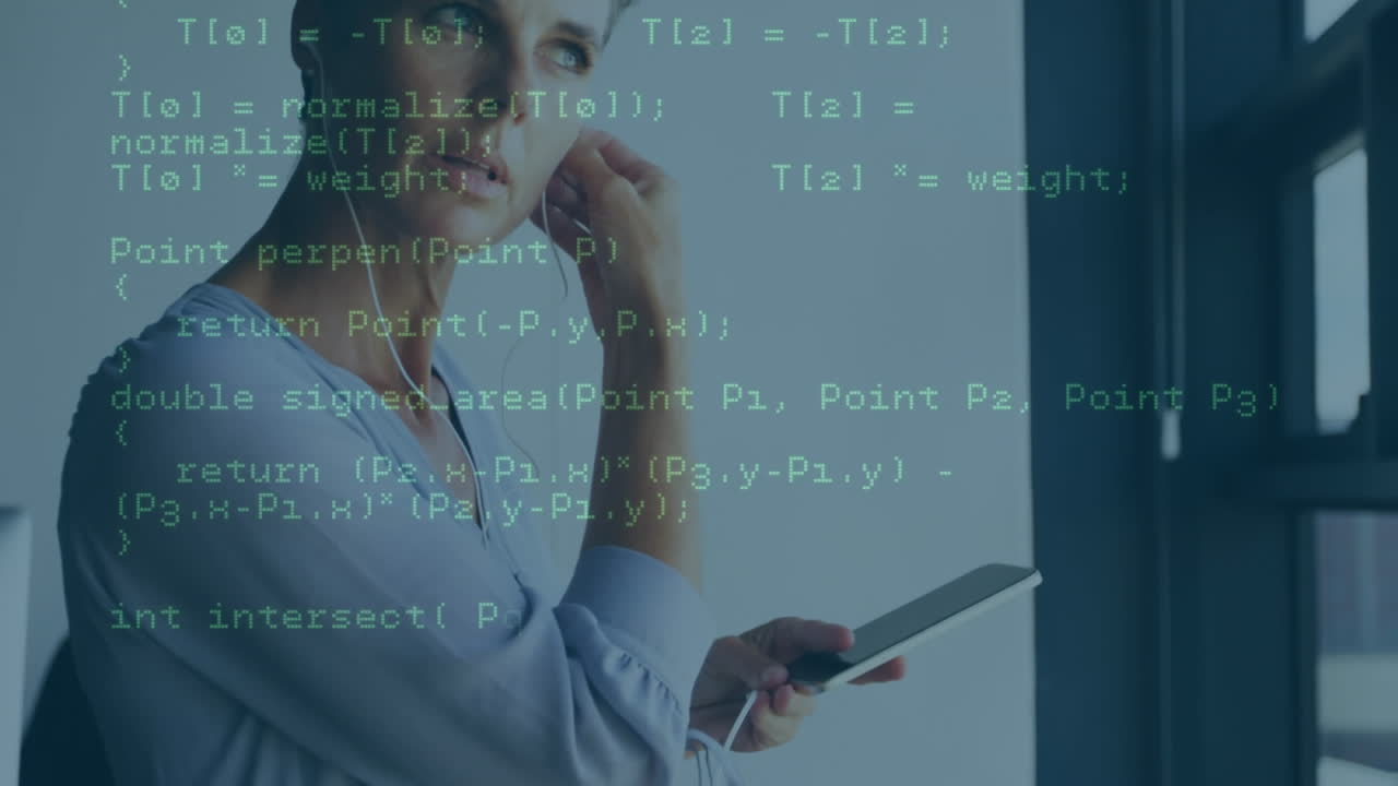 animación del procesamiento de datos sobre una mujer caucásica que usa auriculares y usa un teléfono inteligente en la oficina.