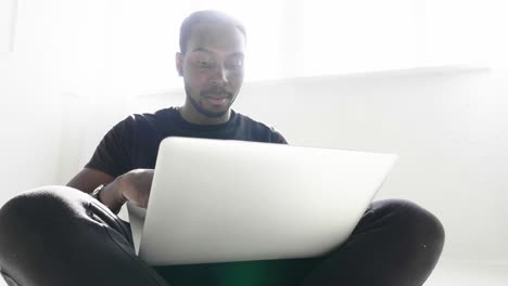 hombre trabajando en una computadora portátil