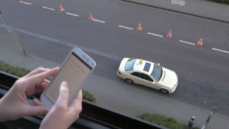 mujer viniendo al balcón y usando teléfono inteligente