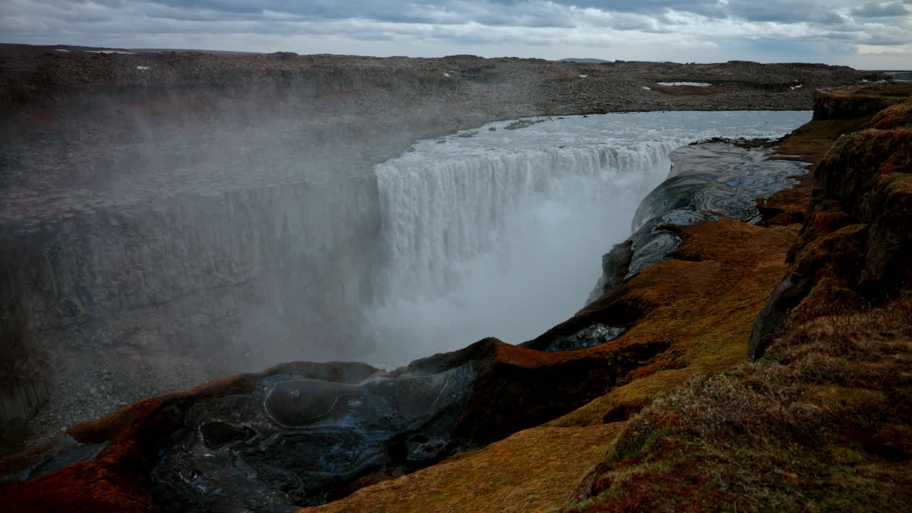 vista panorámica de la icónica cascada de dettifoss en islandia