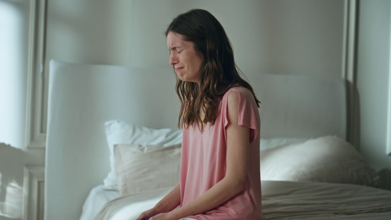 밤에 혼자 울고 있는 스트레스를 받는 여자, 불행하고 좌절한 여자, 헤어질 때 고통받는 여자