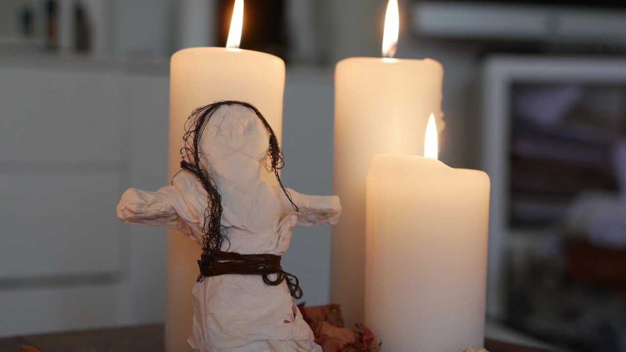la creación de una muñeca vudú; ritual vudú