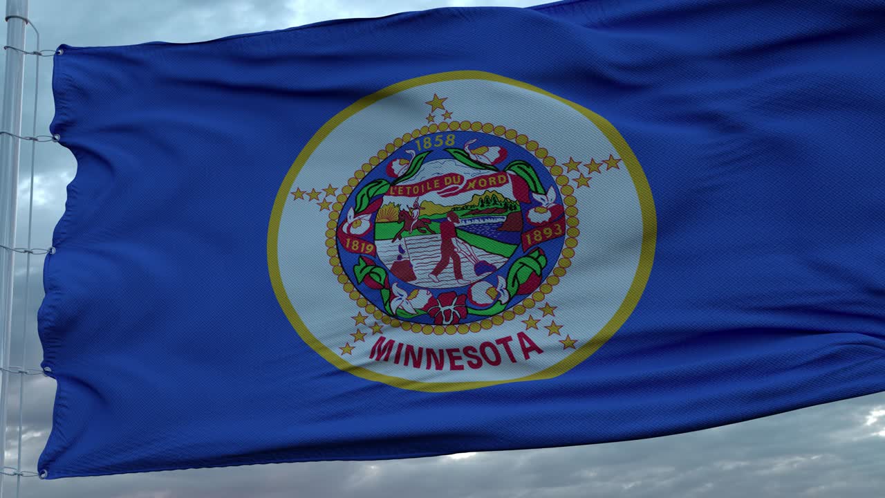 미네소타의 발은 깊은 아름다운 구름 하늘에 대항하여 바람에 흔들리고 있습니다.