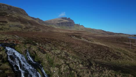 revelación de la cascada de las tierras altas escocesas en las cataratas velo de novia trotternish isla de skye