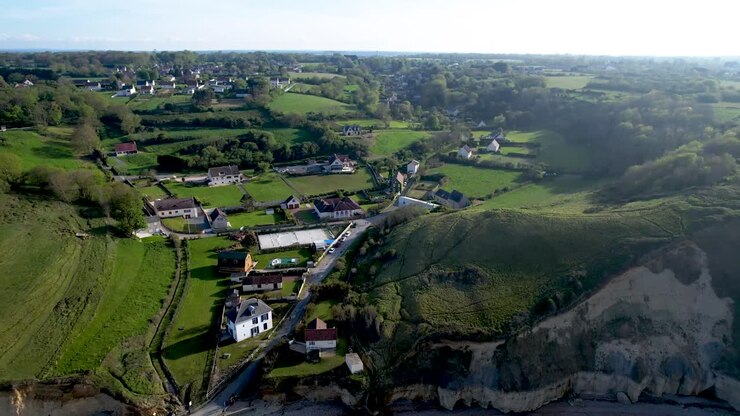 Piccolo villaggio agricolo sulla costa della Normandia, Francia.