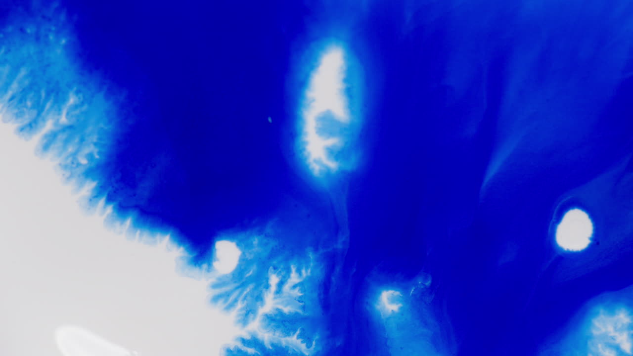 L'inchiostro blu intenso si fonde con l'alcol, creando motivi astratti