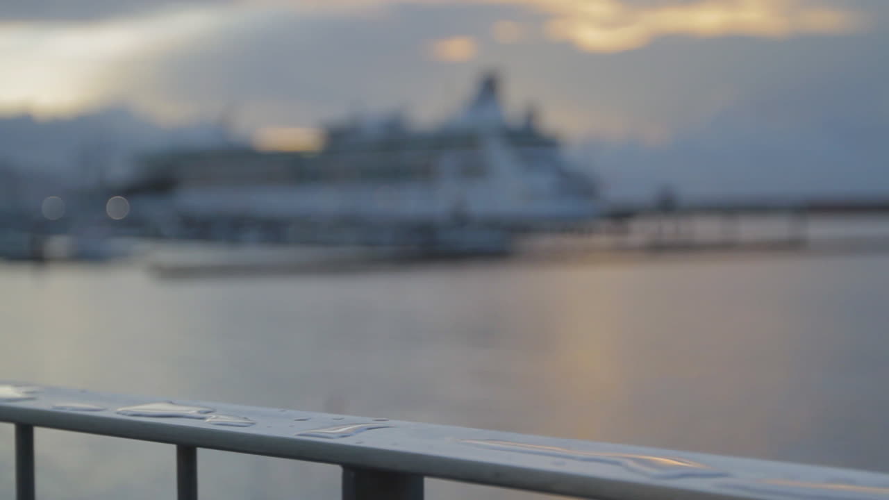 Kamerafahrt einer nassen Reling am Seehafen und der Marina von Ponta Delgada auf der Insel São Miguel der portugiesischen Azoren.