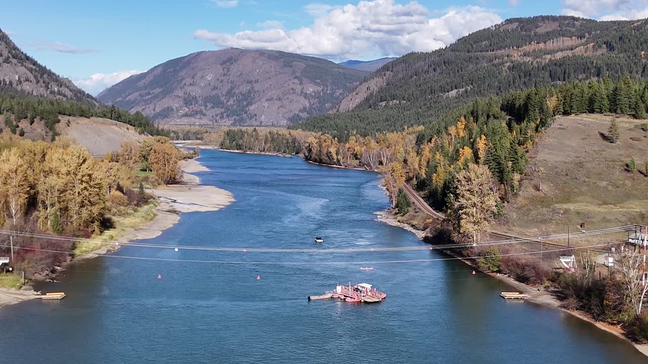 esplendor de otoño: vistas aéreas del río thompson con cruce de ferry por cable cerca de little fort