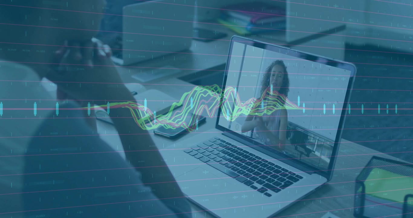 Spettatore che appoggia il mento mentre una donna parla, avviando la sincronizzazione di forme d'onda sul laptop durante una videochiamata di lavoro.