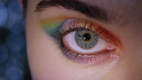 cerrar macro mujer apertura de ojos usando maquillaje colorido sombra de ojos hermosa noche glamour concepto de belleza cosmética