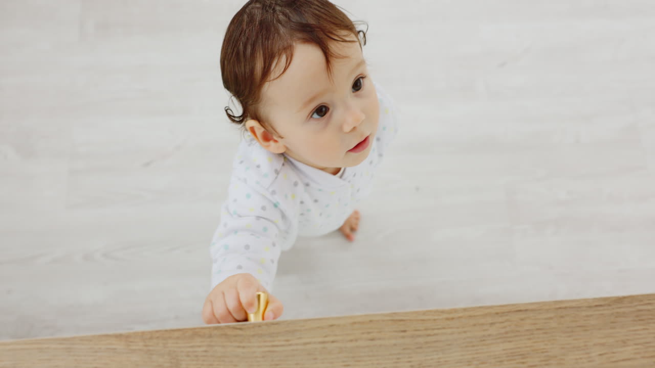 vista de arriba, niña o niño curioso en la casa