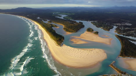 amplio y revelador disparo de dron de la playa de crianza, el río nambucca y el océano en nambucca heads nueva gales del sur australia