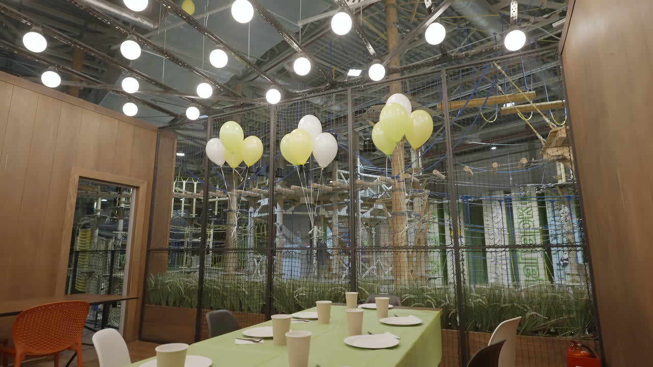 fiesta de niños en el restaurante de la zona de juegos