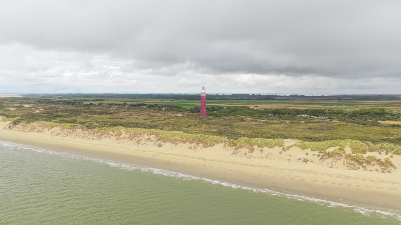 Phare à Ouddorp en Hollande-Méridionale avec des dunes et de l'eau, Pays-Bas