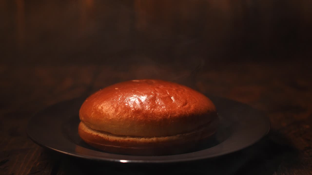 un pan de hamburguesa caliente y fresco