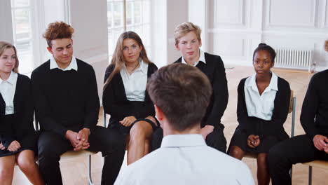 Grupo-De-Estudiantes-Adolescentes-Discutiendo-Con-El-Tutor