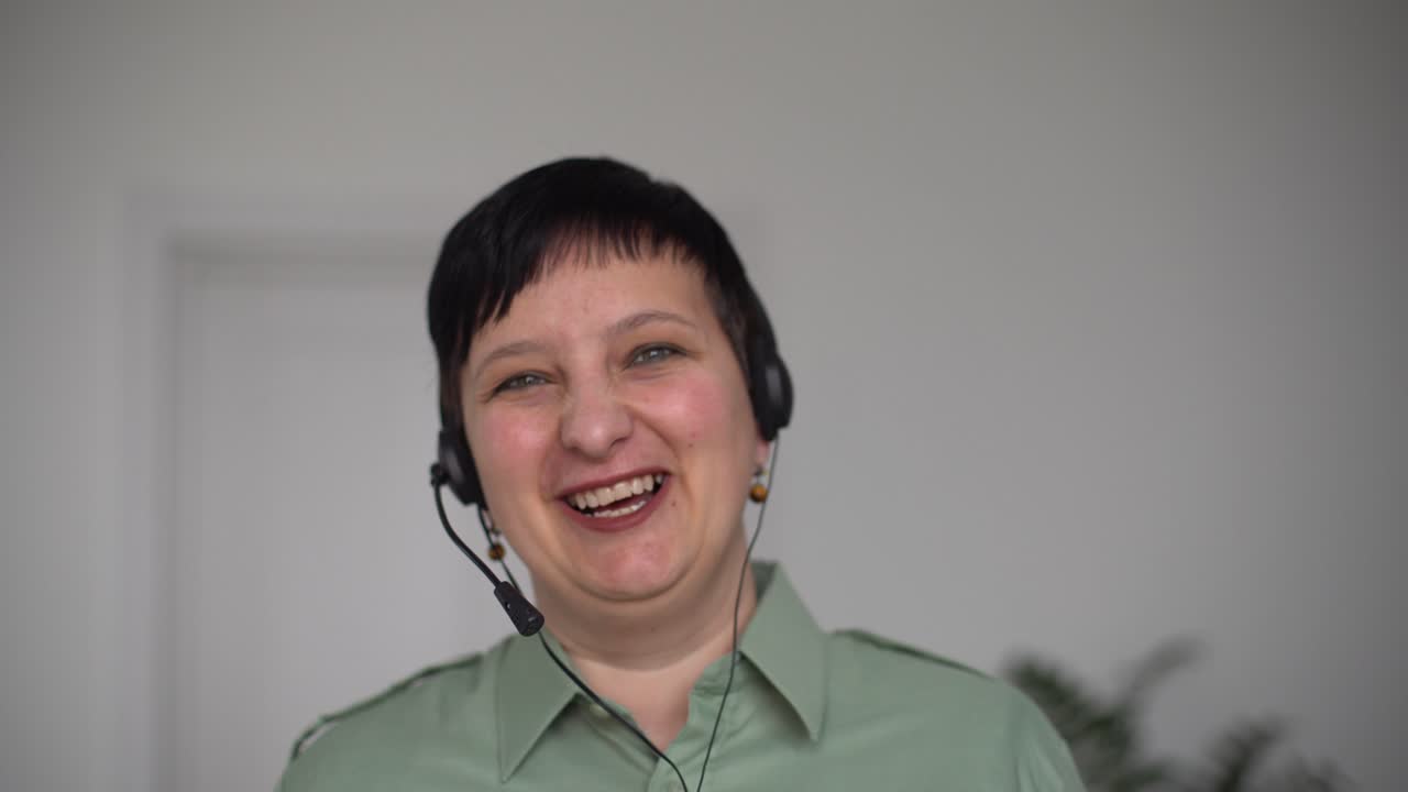 mujer joven feliz hablando video llamando en el chat riendo disfrutar de la conversación en línea mirando a la cámara web, alegre chica blogger influencer hablando a la cámara grabación vlog para el canal