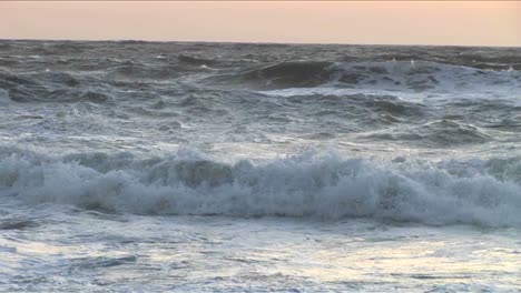 Olas-Agitadas-Rompen-Y-Ruedan-Continuamente-Hacia-La-Orilla