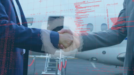forma abstracta y procesamiento de datos en la sección media de dos hombres de negocios que se dan la mano en la pista del aeropuerto