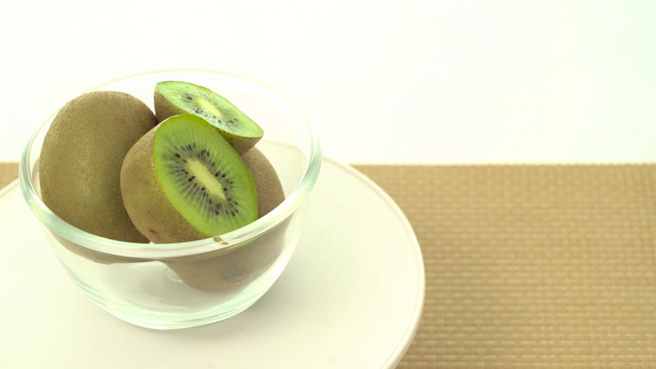 kiwis verdes frescos e maduros em tigela rotativa