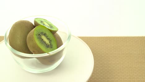 kiwis verdes frescos y maduros en un cuenco giratorio