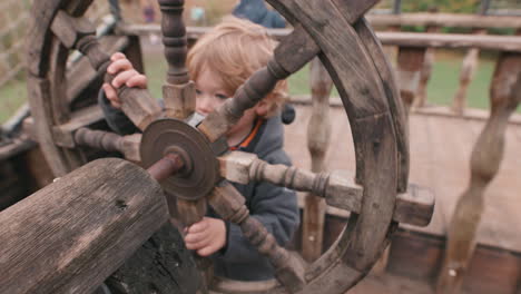 niño pequeño jugando al volante del barco pirata - imaginación jugando a hacer creer