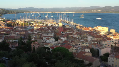 Saint-Tropez-Stadt,-Luxusreiseziel,-Frankreich,-Hafen-Mit-Segelbooten