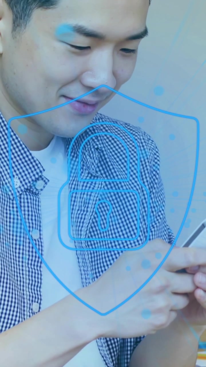 Animazione di un'icona a lucchetto con connessioni su un uomo asiatico che usa uno smartphone