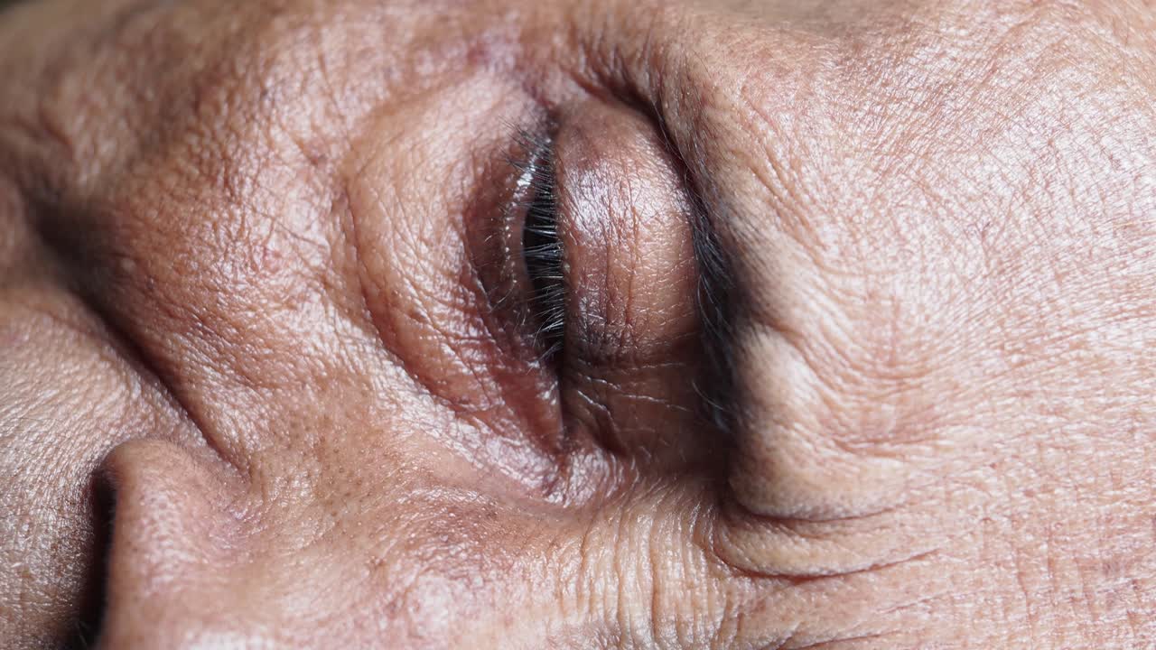 노인 의 눈 의 근접 사진