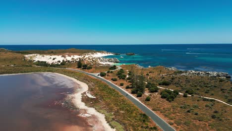 vista aérea de la carretera costera en la isla de rotness con una bicicleta en un día soleado, australia occidental