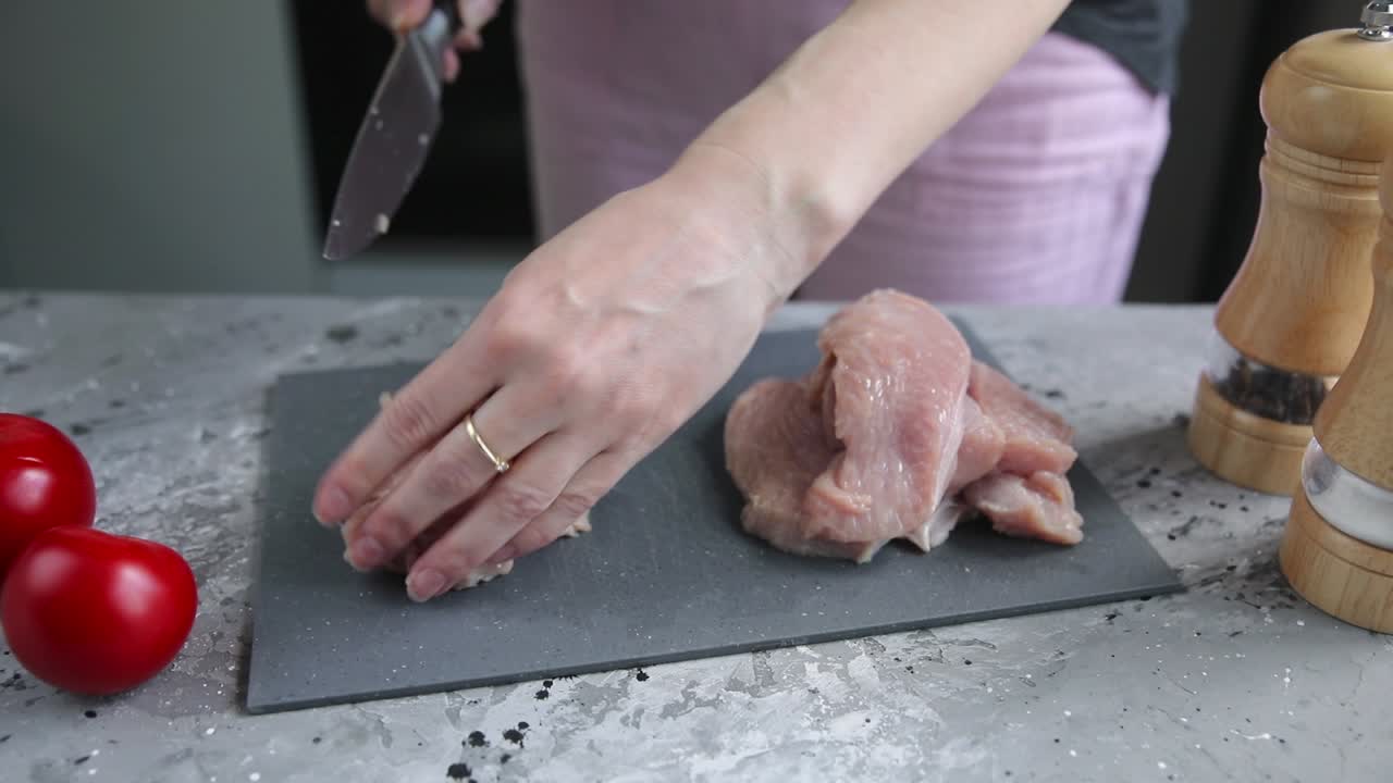 원시 칠면조 가 을 준비 하는 여자