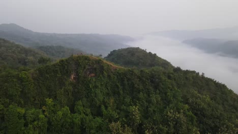 Luftaufnahme,-Tropische-Wälder-Und-Sichtbare-Weiße-Wolken,-Die-Wälder-In-Indonesien-Bedecken