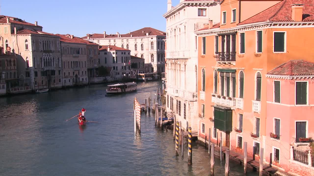 tráfico de barcos a lo largo de los canales de venecia italia 3