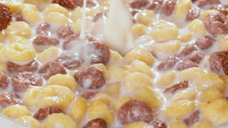 Desayuno-Cereal-De-Maíz-Con-Chocolate-En-Un-Bol-Con-Leche.