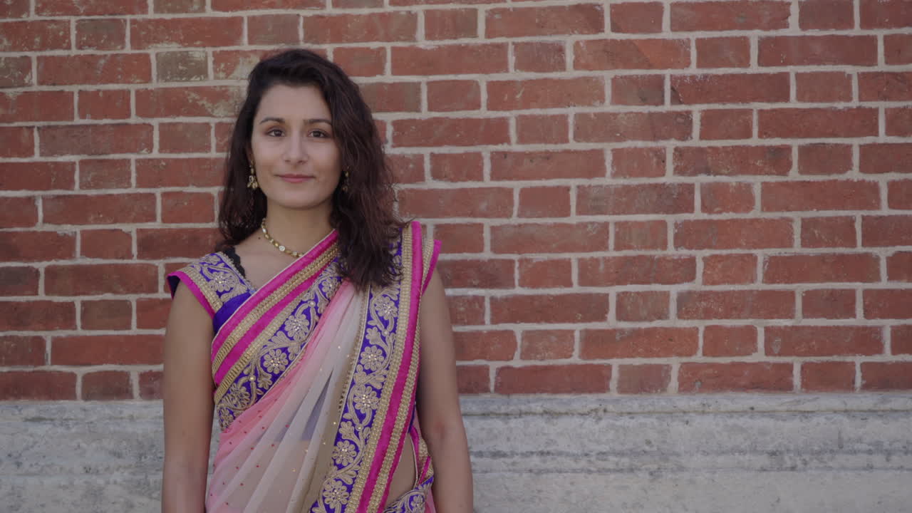 Ritratto di bella ragazza con un sari, abito tradizionale indiano