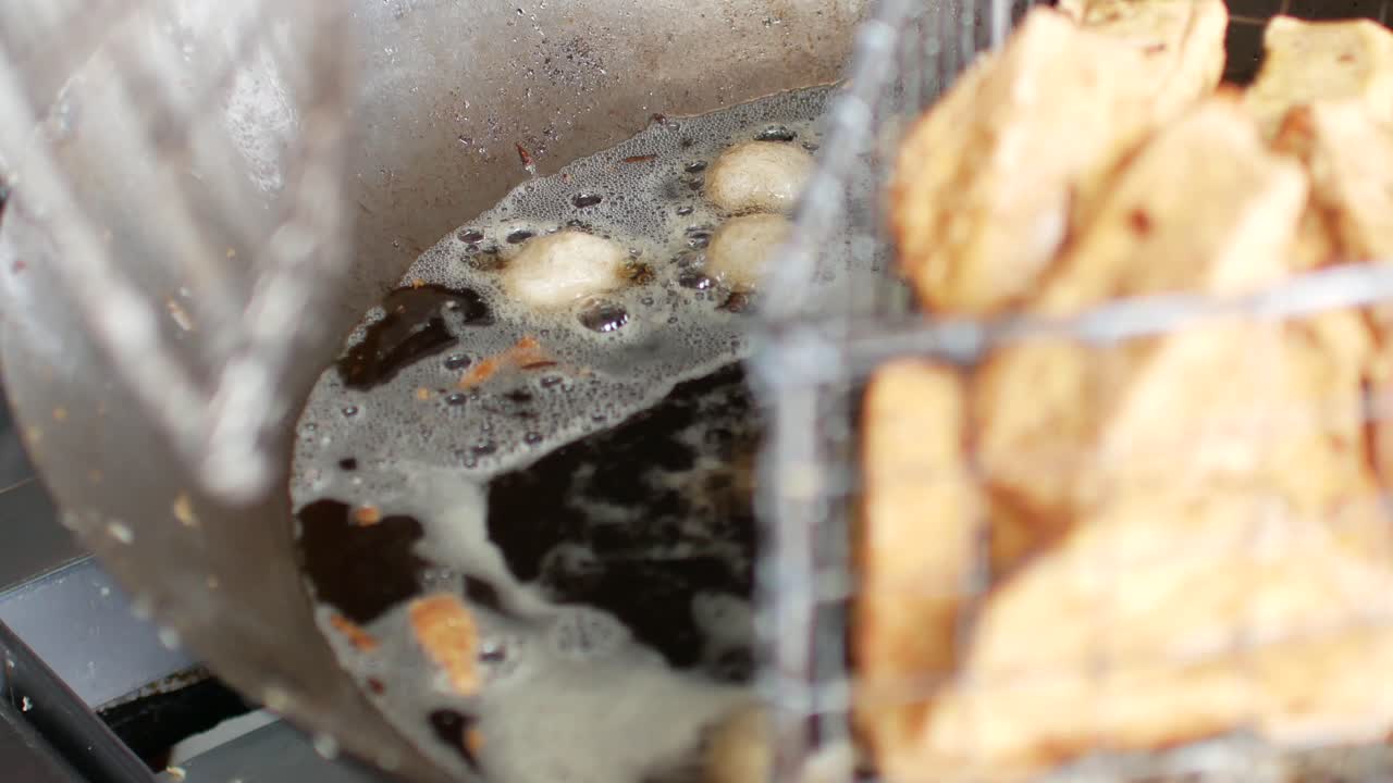 춘권튀김, 두부튀김, 에피타이저로 튀긴 생선구이가 가득한 팬에 pov