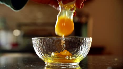 Breaking-egg-in-slow-motion