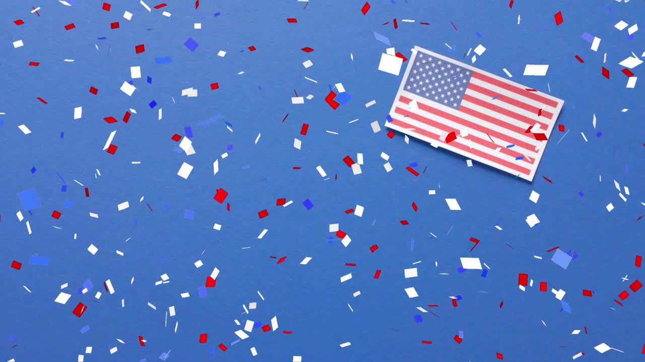 Animazione di coriandoli che cadono sulla bandiera degli Stati Uniti d'America su sfondo blu.