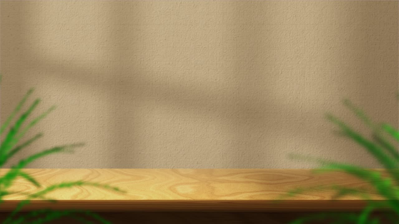 Video in loop continuo. Tavolo in legno su sfondo di parete color sabbia con finestra illuminata dal sole che crea un'ombra sulla parete, con pianta verde sfocata in primo piano. Template video 4K per podio da tavolo