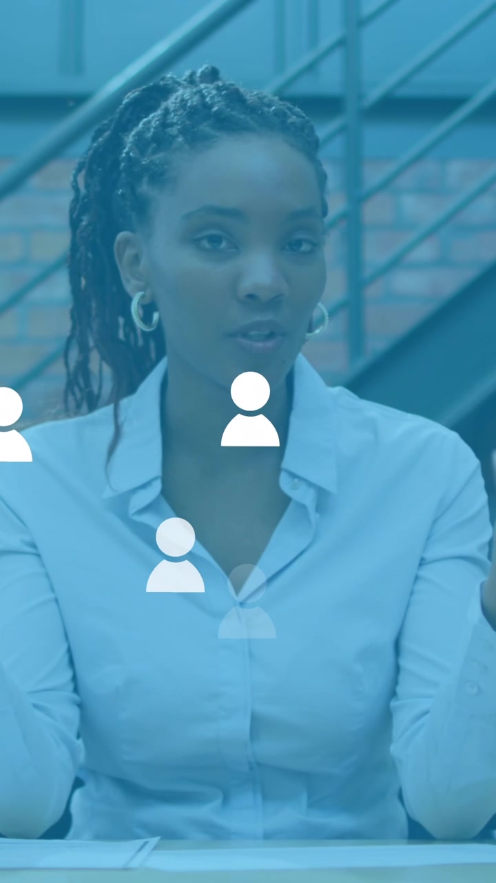 Animação de ícones de usuários de redes sociais sobre mulher afro-americana em escritório fazendo videochamada