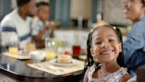 Retrato-De-Una-Feliz-Familia-Afroamericana-Desayunando,-En-Cámara-Lenta