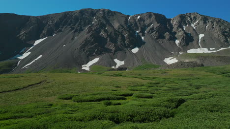 avión no tripulado cinematográfico temprano en la mañana amanecer sendero de senderismo grises y torres 14er picos montañas rocosas de colorado impresionante vista del paisaje de mediados de verano arbusto verde hermosa nieve en la parte superior movimiento hacia adelante