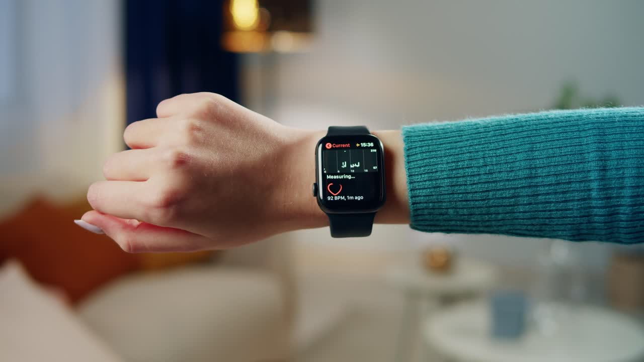 Smartwatch der viser sundhedsdata på en kvindes håndled