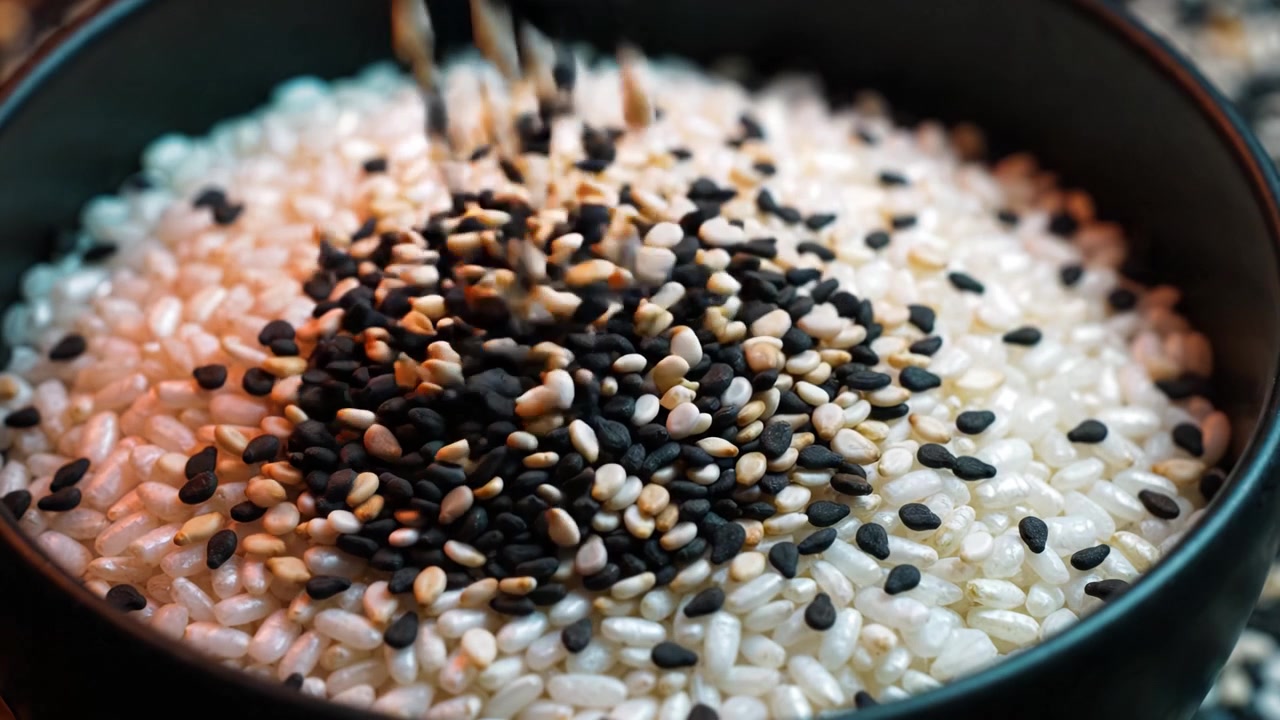 Close-Up of a Bowl Featuring a Mixture of White and Black Sesame Seeds Highlighting Their Textures and Colors in a Visually Appealing Arrangement