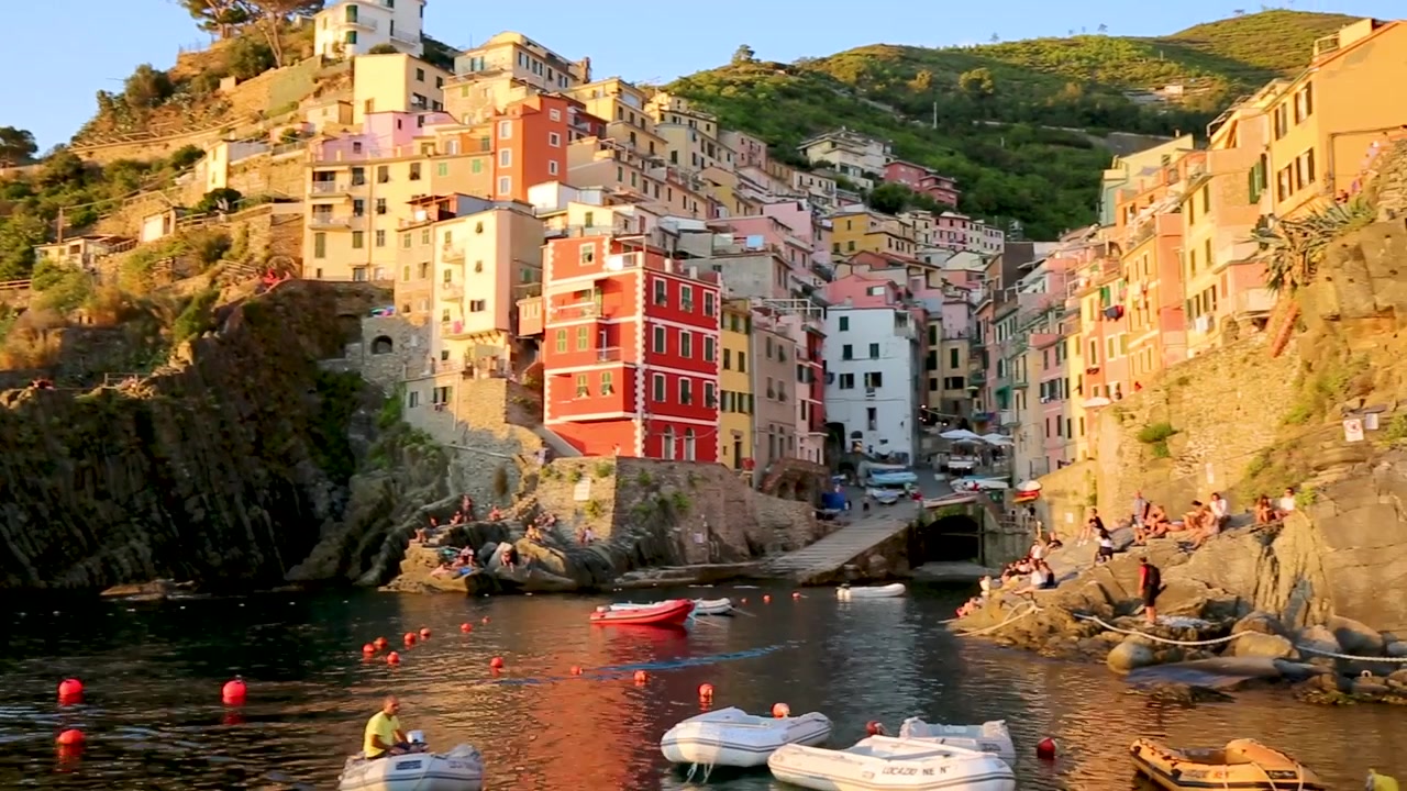 B-roll di dermaga desa kecil Riomaggiore, Cinque Terre, Italia