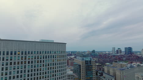 Los-Delanteros-Vuelan-Sobre-El-Barrio-Urbano.-Edificios-De-Oficinas-De-Gran-Altura-En-El-Centro-De-La-Ciudad-En-El-Crepúsculo-Bajo-El-Cielo-Nublado.-Boston,-Estados-Unidos