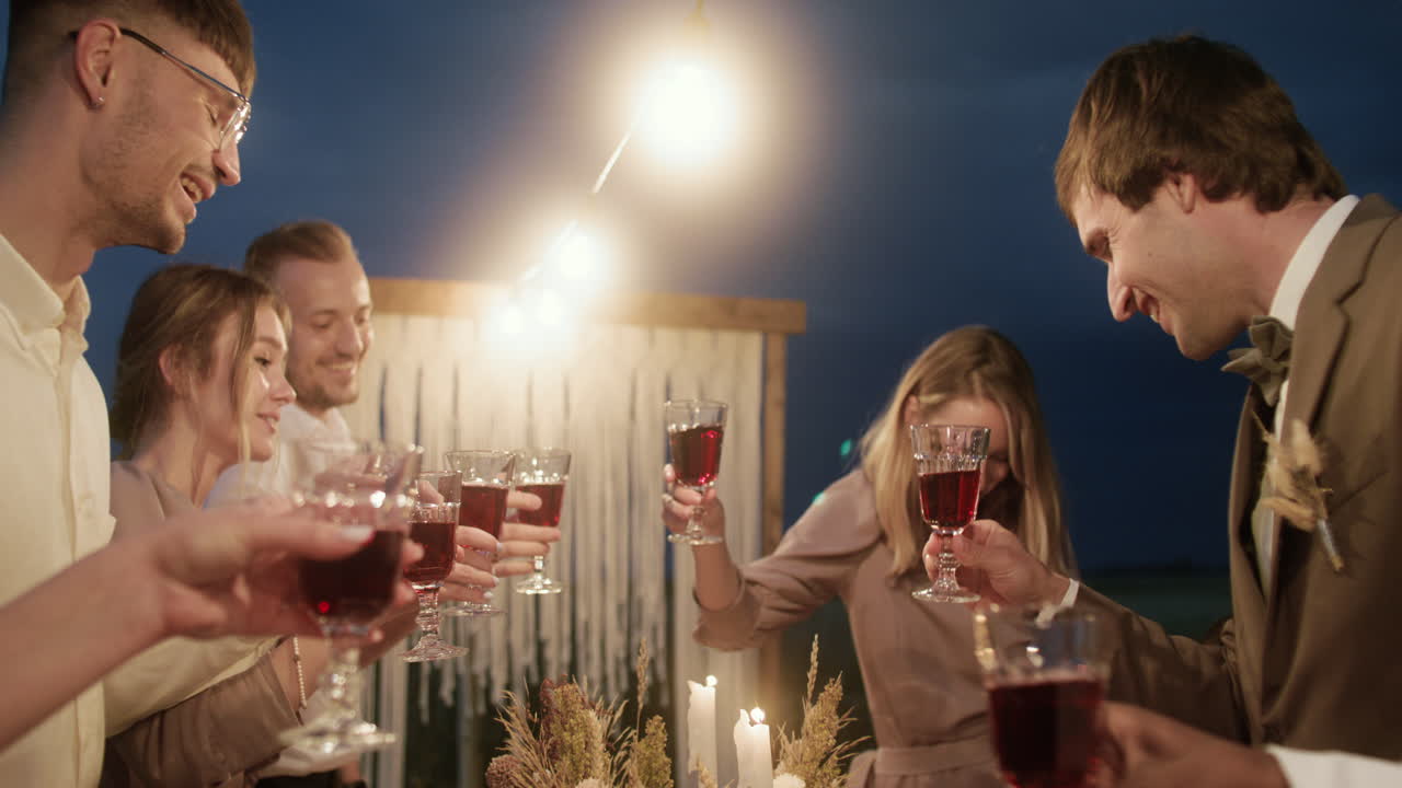 celebración de la boda en la noche